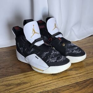 Nike Air Jordan XXXIII 33 Sneaker Size 9 Black Gold Red Camo